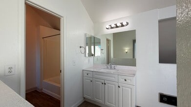 5027 Guava Ave, Unit 203 in La Mesa, CA - Building Photo - Building Photo