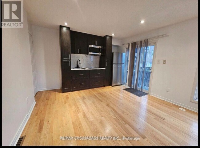 21 Wilkes Crescent in Toronto, ON - Building Photo - Building Photo