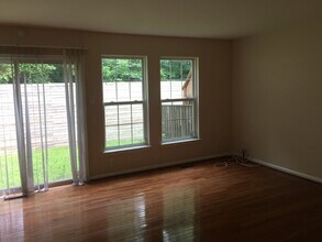 8701 Rochelle Dr in Ellicott City, MD - Foto de edificio - Building Photo