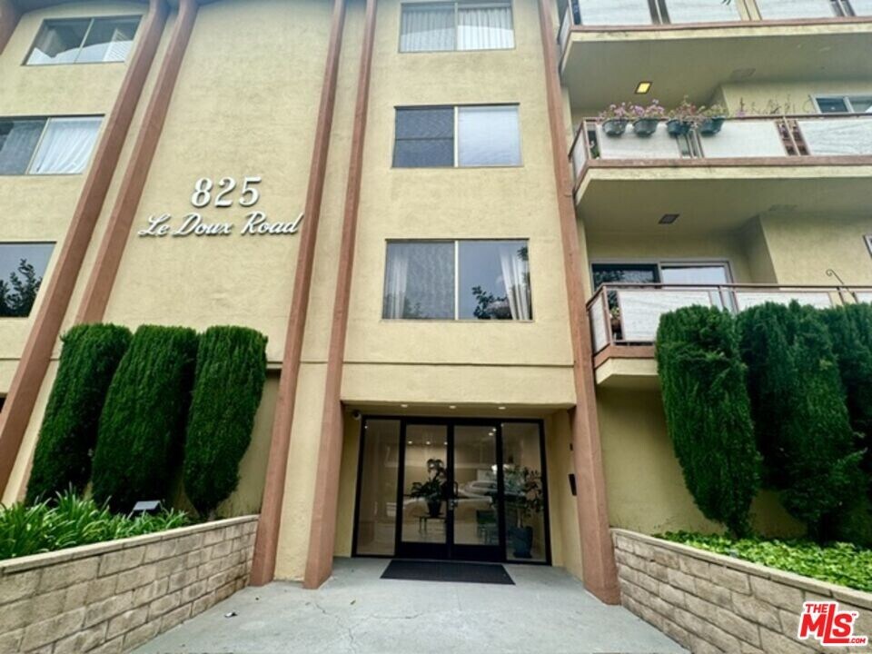 825 Le Doux Rd in Los Angeles, CA - Building Photo