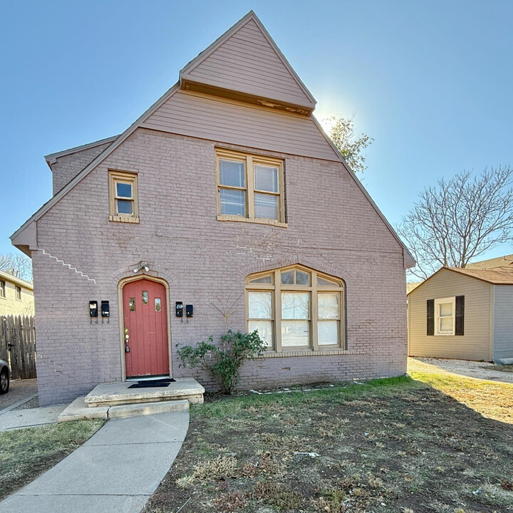 2105 14th St in Lubbock, TX - Building Photo