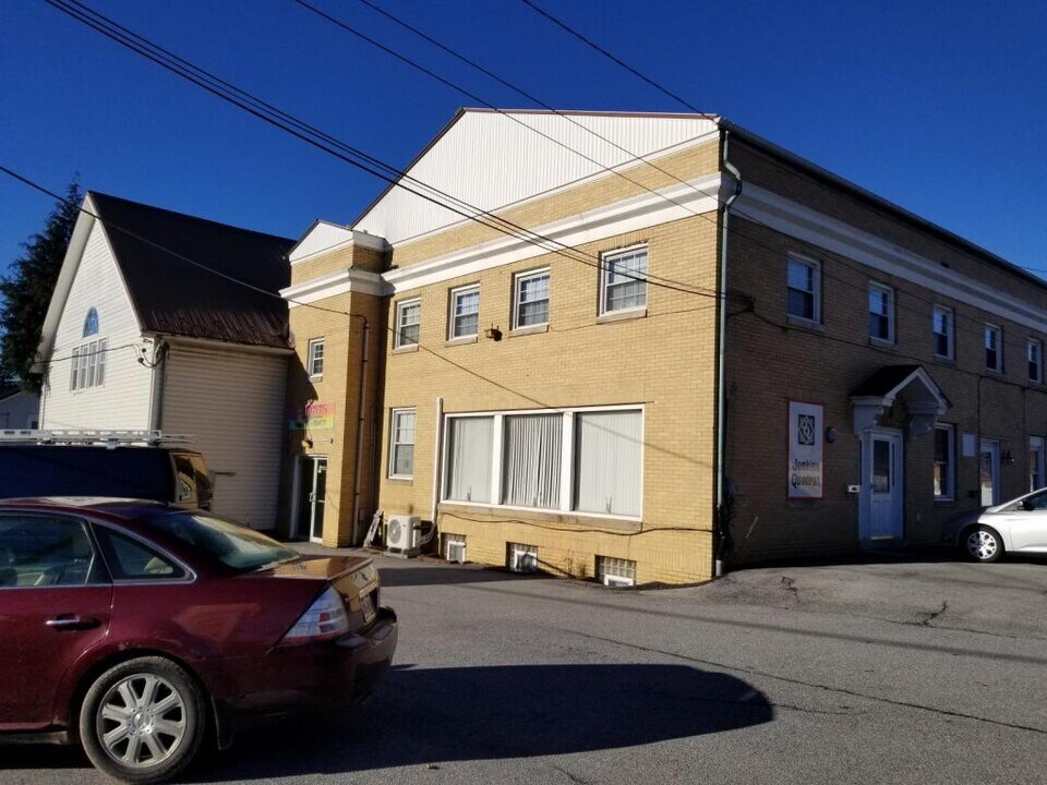 110 N Main St in Davidsville, PA - Building Photo