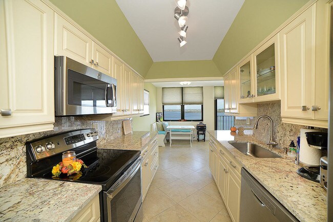 5480 N Ocean Dr-Unit -B8d in Riviera Beach, FL - Building Photo - Building Photo