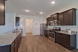 906 Shady Brk in New Braunfels, TX - Foto de edificio - Building Photo