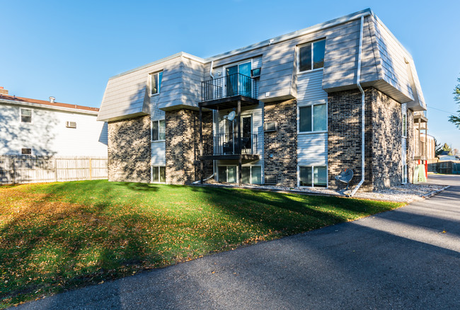 Desoto Apartments in East Grand Forks, MN - Building Photo - Building Photo