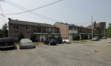 Harbor Court in Staten Island, NY - Building Photo - Building Photo