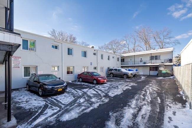 360-376 Larkfield Rd in East Northport, NY - Foto de edificio - Building Photo