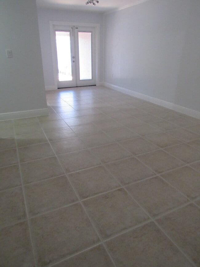 2925 W 80th St in Hialeah, FL - Building Photo - Building Photo