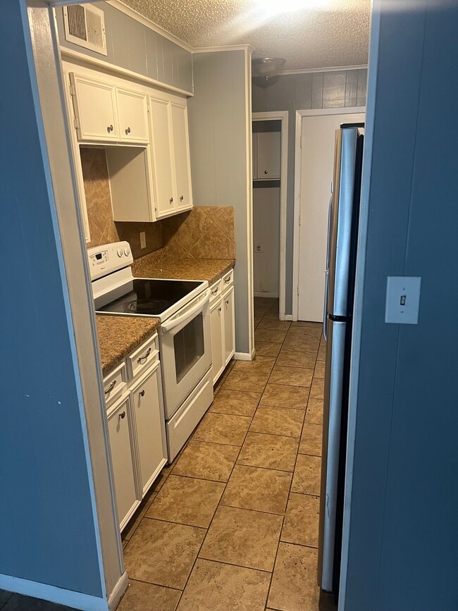 715 W Tyler St in Ennis, TX - Building Photo - Building Photo