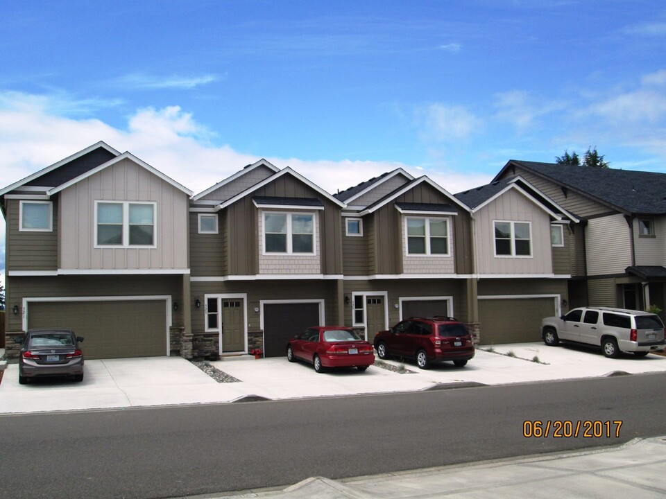 303 N 33rd Ct in Ridgefield, WA - Building Photo