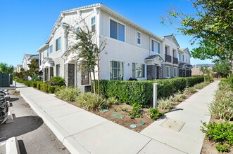 16502 Casa Grande Ave in Fontana, CA - Foto de edificio - Building Photo