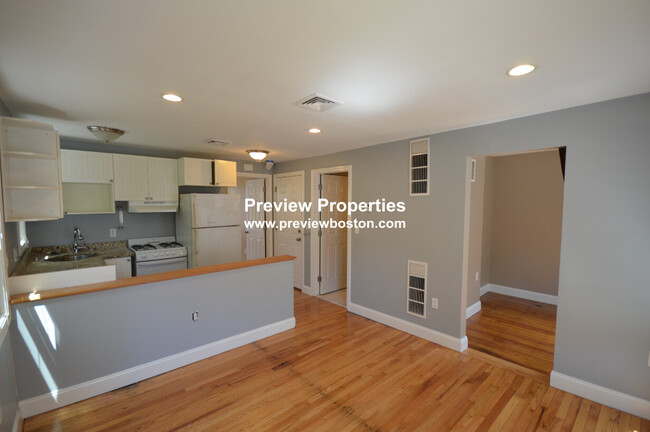 12 Cheever Ct, Unit 2 in Boston, MA - Building Photo - Building Photo