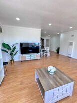 546 N Normandie Ave, Unit Large 3 bedrooms in Los Angeles, CA - Building Photo - Building Photo