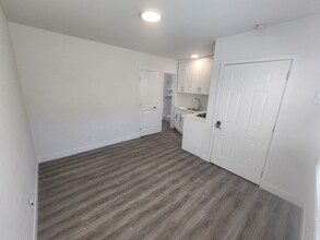 383 Harvey Dr, Unit B in Glendale, CA - Building Photo - Building Photo