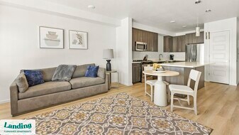 11505 NE Yacht Harbor Dr in Portland, OR - Building Photo