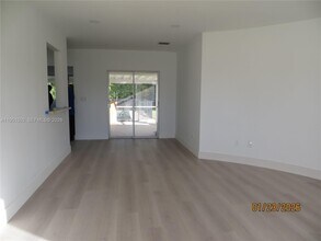 7435 SW 22nd St in Miami, FL - Building Photo - Building Photo