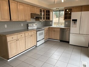 1050 Tacoma Ave NE in Renton, WA - Building Photo - Building Photo