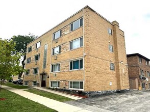 143 E Grove St in Lombard, IL - Foto de edificio - Building Photo