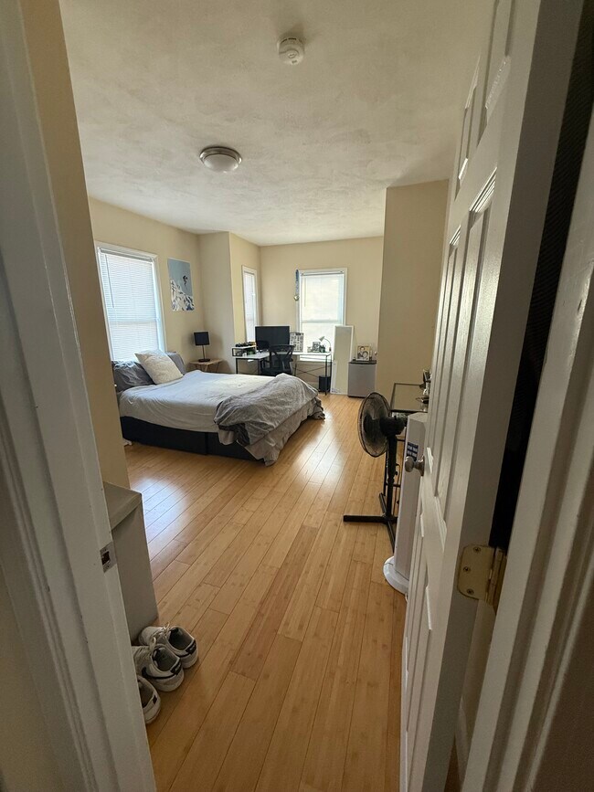 34 Pratt St, Unit 1 in Boston, MA - Foto de edificio - Building Photo