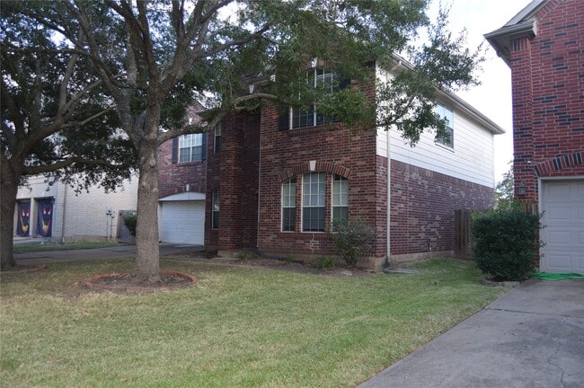 2423 Waterwood Dr in Sugar Land, TX - Foto de edificio - Building Photo