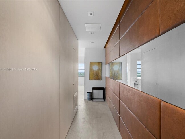 18011 Biscayne Blvd in Aventura, FL - Building Photo - Building Photo