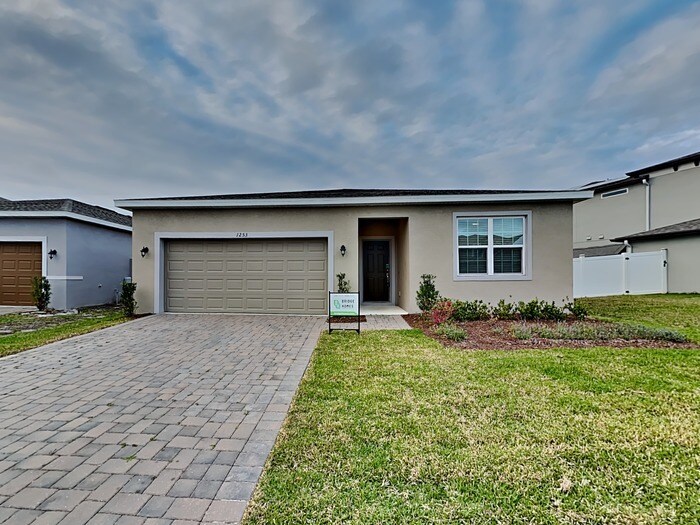 1253 Grassland Ave in St. Cloud, FL - Foto de edificio