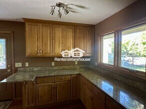 4933 Crestview Rd in Mound, MN - Foto de edificio - Building Photo