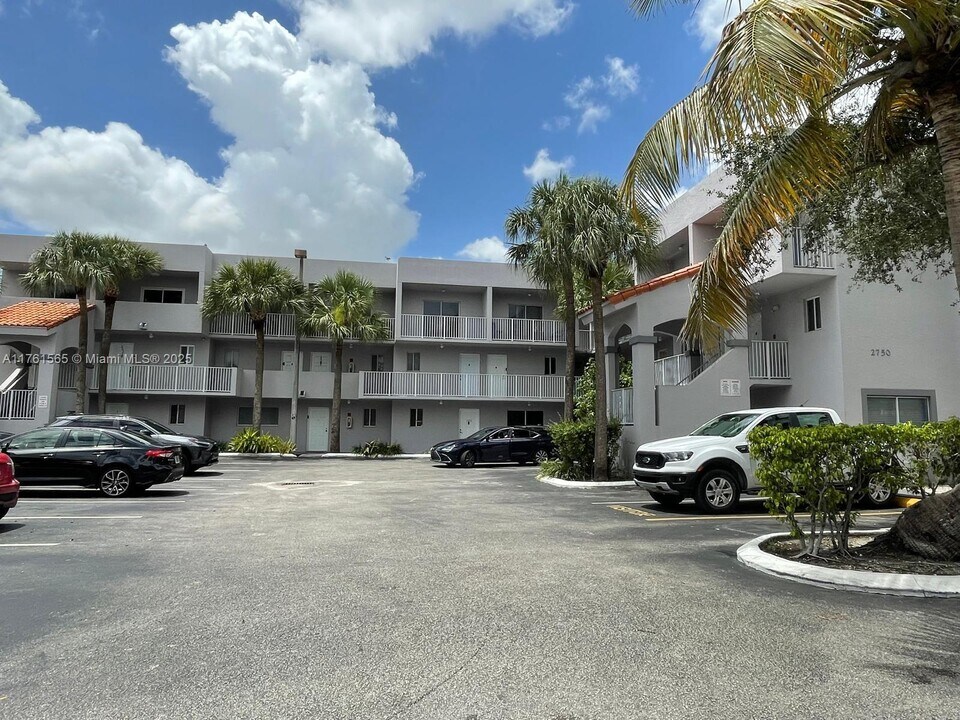 2750 W 76th St in Hialeah, FL - Building Photo