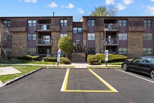 1724 Country Mill Dr in East Windsor, NJ - Building Photo