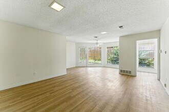 6905 W Cleburne Rd in Fort Worth, TX - Foto de edificio - Building Photo