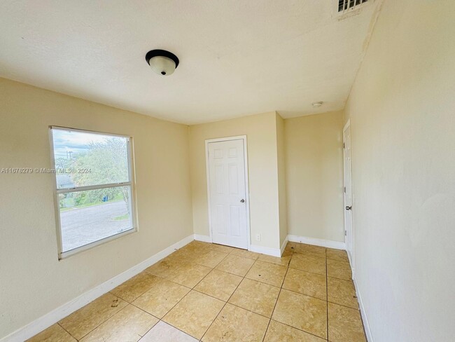 1649 W 28th St in Riviera Beach, FL - Building Photo - Building Photo