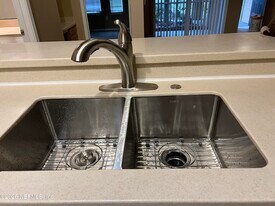 10075 Gate Pkwy in Jacksonville, FL - Building Photo