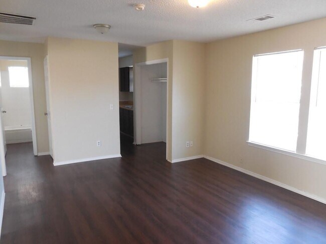 212 Monterrey St in Elgin, TX - Building Photo - Building Photo