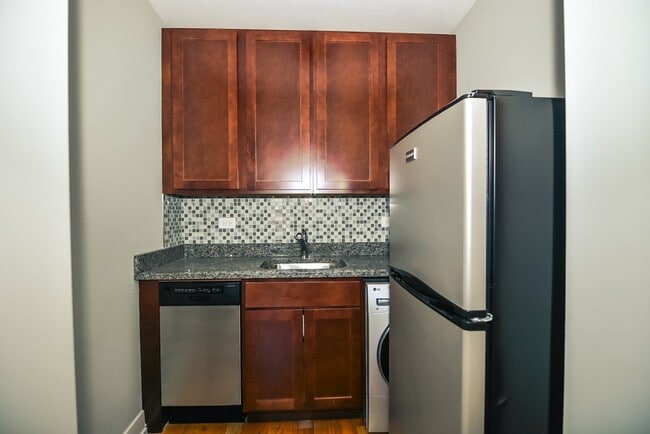 555 W Arlington in Chicago, IL - Foto de edificio - Building Photo