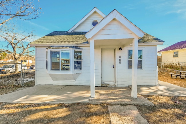 660 Hickory St in Hudson, CO - Foto de edificio - Building Photo
