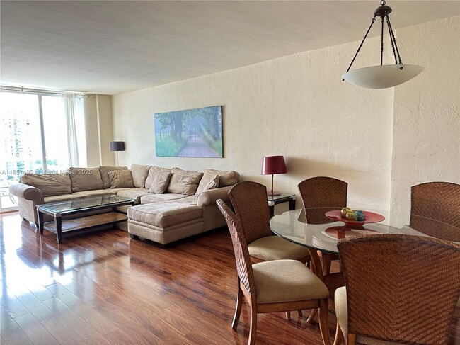 19390 Collins Ave in Sunny Isles Beach, FL - Building Photo - Building Photo