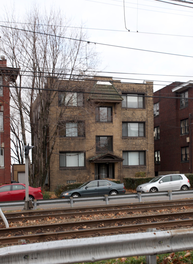 2744 Broadway Ave in Pittsburgh, PA - Building Photo - Building Photo