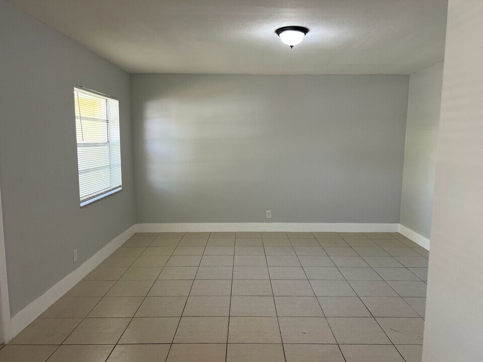 3071 NW 43rd St in Lauderdale Lakes, FL - Building Photo