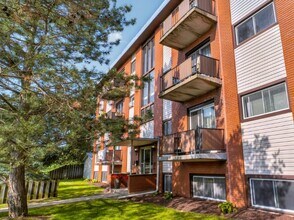 Hugo Place in Kitchener, ON - Building Photo - Building Photo