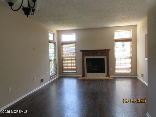 29 Longbrook Ln in Freehold, NJ - Foto de edificio - Building Photo