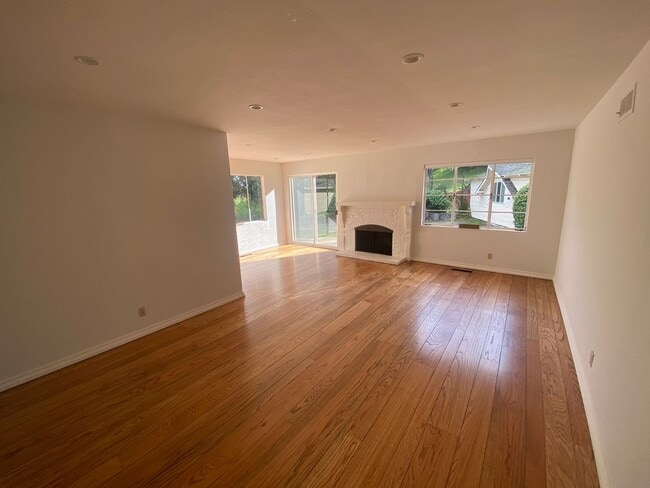 290 S Castanya Way in Menlo Park, CA - Building Photo - Building Photo