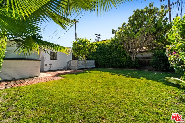 8643 Clifton Way in Beverly Hills, CA - Building Photo - Building Photo