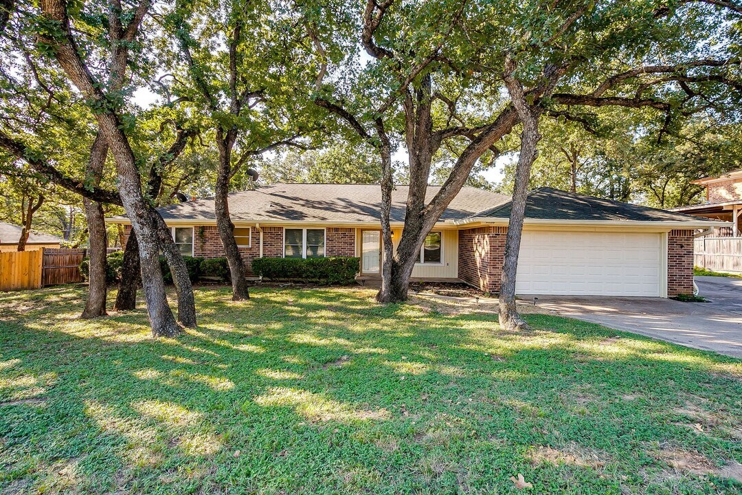 1108 Lakeview Dr in Azle, TX - Building Photo