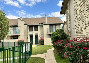 Woodwillow Townhomes and Duplexes in Austin, TX - Foto de edificio - Building Photo