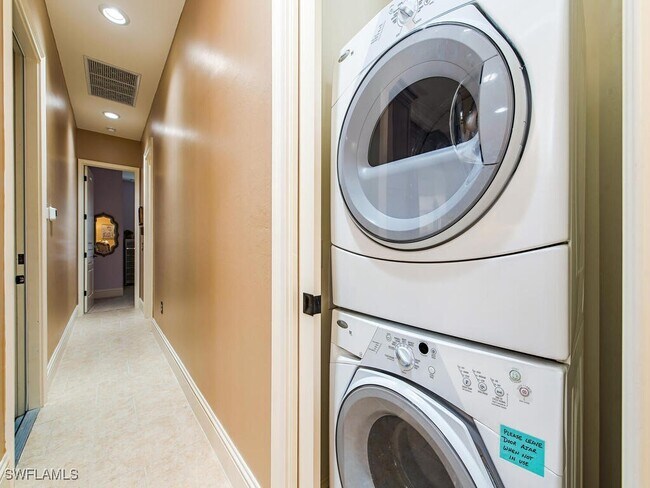 8000 Cordoba Pl in Naples, FL - Building Photo - Building Photo