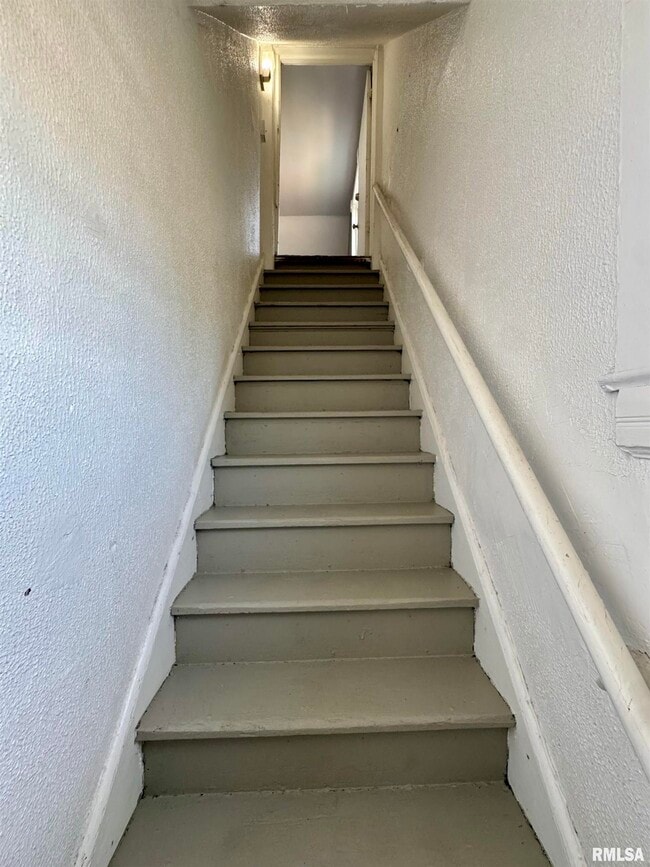 201 S Howell St in Davenport, IA - Foto de edificio - Building Photo