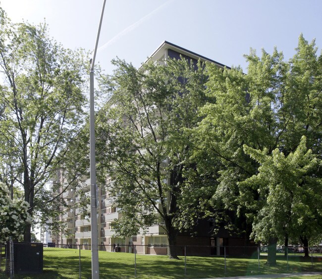 3375 Ponytrail Drive in Mississauga, ON - Building Photo - Building Photo