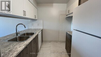 10 Laurelcrest St in Brampton, ON - Building Photo - Building Photo