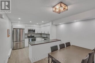 242 Milestone Crescent in Aurora, ON - Building Photo - Building Photo