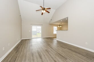 1001 Tammy Sue Ln in La Vergne, TN - Foto de edificio - Building Photo